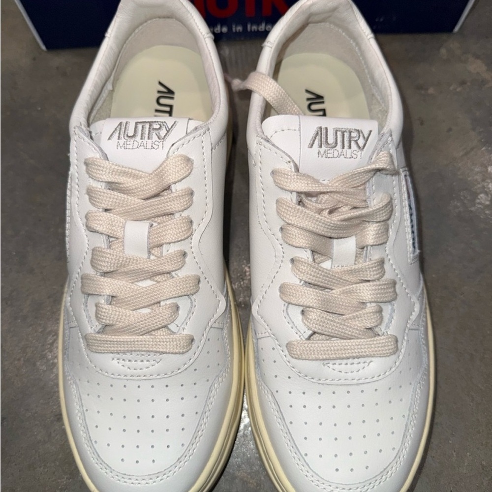 AUTRY SNEAKERS WOMAN
MEDALIST LOW SNEAKER LEATHER, WHITE size 8 / EU 39 - Picture 3 of 9